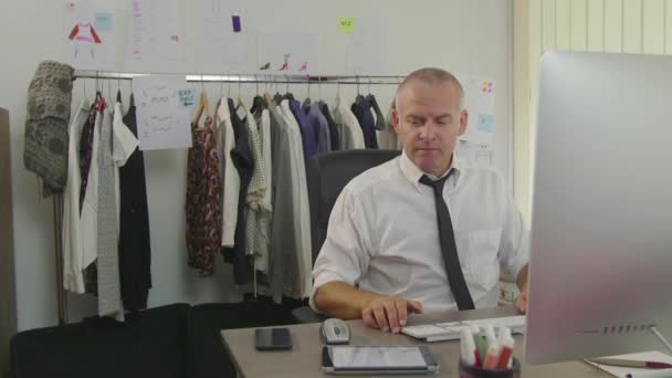 Designer di moda uomo d'affari sicuro di successo che lavora con il computer in ufficio — Video Stock