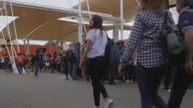 Milano Expo 2015 İtalya Uluslararası Fuarı ziyaret edenler bekleyenler satır