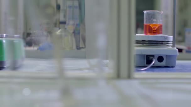 Scientifique de l'industrie de laboratoire de technologie au travail avec la poudre de détergent de savon 