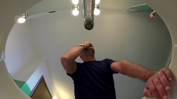 Man wassen gezicht In huis badkamer moe mensen ochtend Routine — Stockvideo