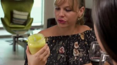 5 kadın gıda etiketi Pack ile telefon üzerinde barkod tarar