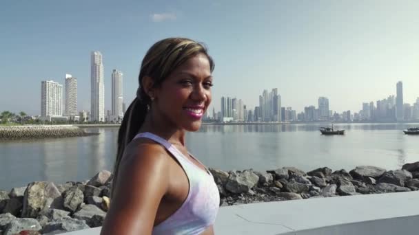 3 Retrato de mujer entrenamiento deportivo por la mañana en la ciudad — Vídeos de Stock