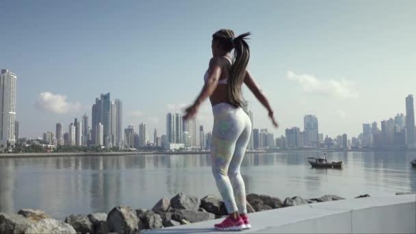 4 Mujer entrenamiento deportivo y hacer ejercicio al aire libre por la mañana — Vídeos de Stock