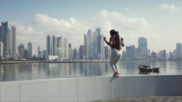 5 vrouw doet sport eindigt training en springt voor vreugde — Stockvideo