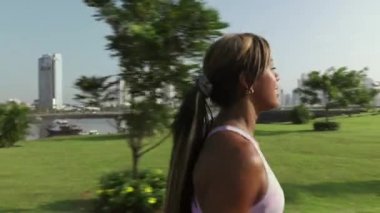 6 Kadın Koşuyor ve Parkta Sabah Çalışma