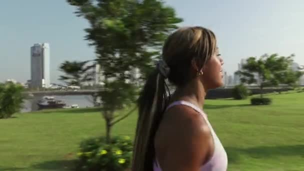 6 vrouw rennen en trainen in de ochtend in Park — Stockvideo