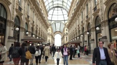 İnsanlar Turistler Alışveriş Galleria Vittorio Emanuele Mağazalar Milano İtalya