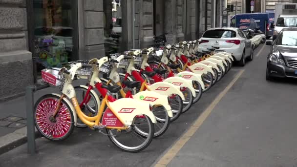 Cyklar Cyklar cykelparkering gatorna i Milano Italien Italia — Stockvideo