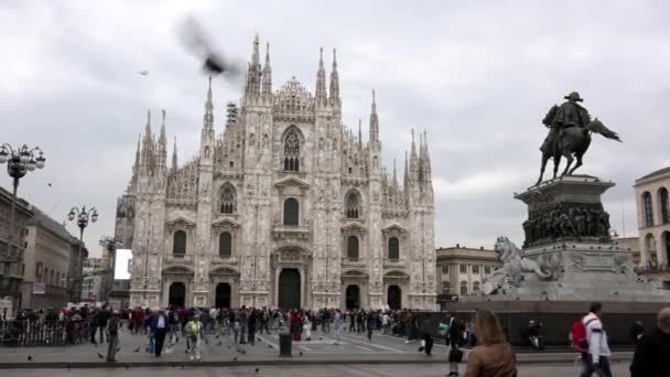 Статуя Пьяцца Дуомо площа собор пам'ятник Мілан Мілано Італія Italia — стокове відео