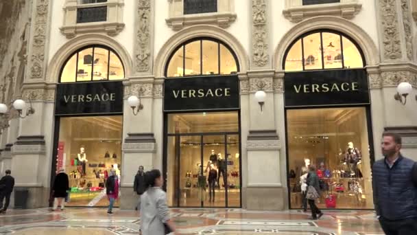 Versace shop obchod italský módní nákupy Milán Milano Itálie Italia — Stock video