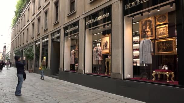 Fashion District Dolce Gabbana winkel Winkel toeristen Milaan Milano Italië — Stockvideo