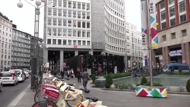Piazza San Babila Square gebouwen architectuur stad mensen Milaan Italië — Stockvideo