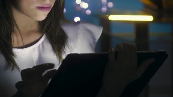 2 Jovem estudante usando Tablet PC interior à noite — Vídeo de Stock
