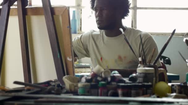 Pintor profesional trabajando en estudio hombre negro pintando obra artística — Vídeo de stock