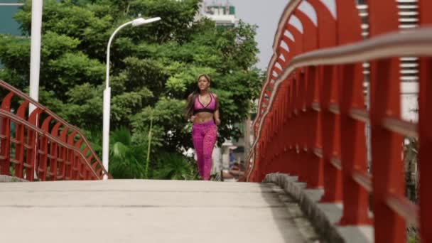 14 Mujer corriendo y haciendo ejercicio por la mañana en la ciudad — Vídeo de stock