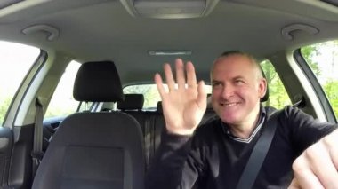 Sevgi ve insanların sürüş araba toplantıdan sonra kadınla öpüşürken dostum