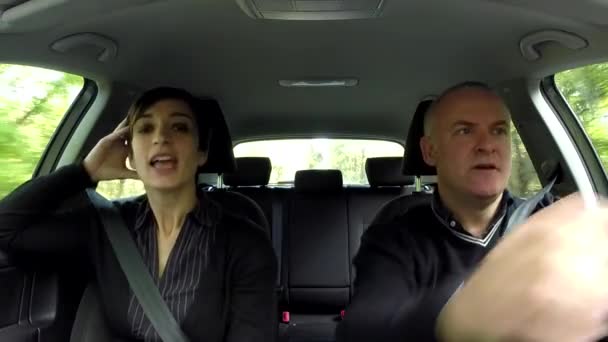 Ludzie śpiew piosenki w samochód mężczyzna i kobieta zabawa — Wideo stockowe