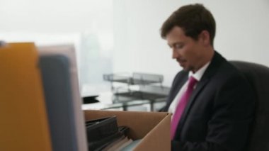 2 Sadece Işe Executive İş Adamı Yeni Ofise Taşınır