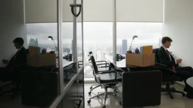 3 Sadece Işe Executive İş Adamı Yeni Ofise Taşınır
