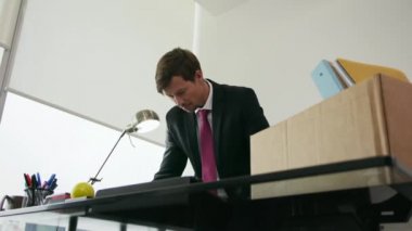 4 Sadece Işe Executive İş Adamı Yeni Ofise Taşınır