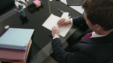 9 Bored Beyaz Yakaofofis Çalışanı Kağıt Uçak Atma