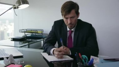 Çöp Kutusuna Kağıt Mektup Atan 15 Beyaz Yakalı İşçi