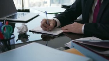Çöp Kutusuna Kağıt Mektup Atan 16 Beyaz Yakalı İşçi