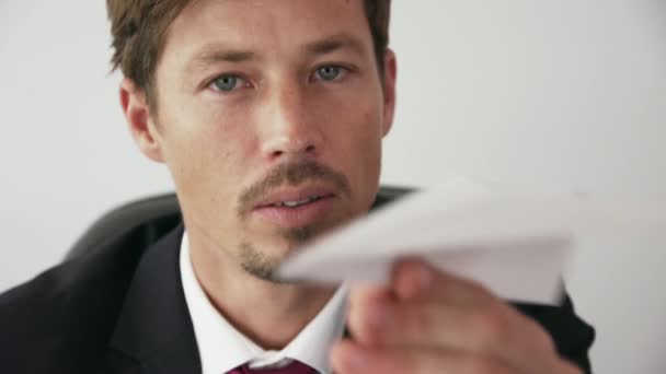 10 uttråkad vit krage kontorsarbetare kastar papper flygplan — Stockvideo