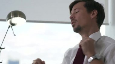 Çöp Kutusuna Kağıt Mektup Atan 19 Beyaz Yakalı İşçi