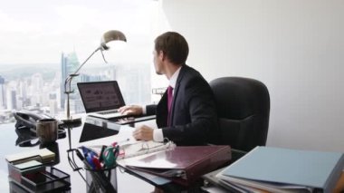 Ofiste gülümseyen beyaz yakalı işçinin 30 portresi