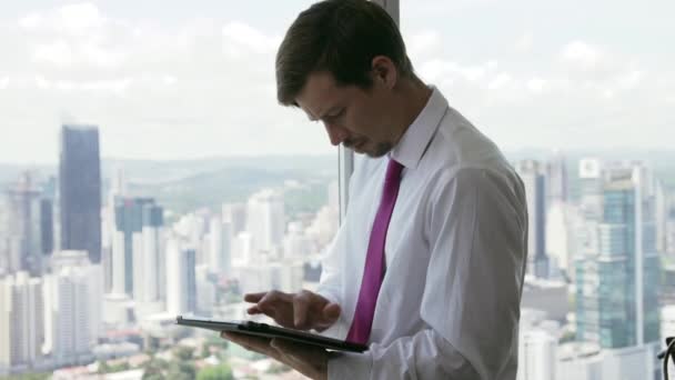 25 Personne utilisant le Tablet PC regardant hors de la fenêtre de bureau — Video