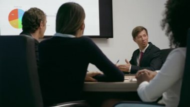 5 iş adamları Office toplantı odasında Tv grafik arıyorsunuz