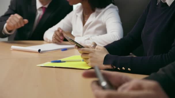 2 pessoas na sala de reuniões do escritório SMS no telefone — Vídeo de Stock