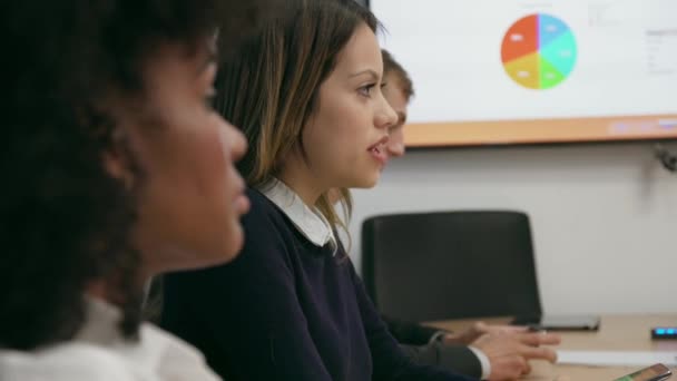 3 personen In Office conferentie kamer Meeting voor Business — Stockvideo