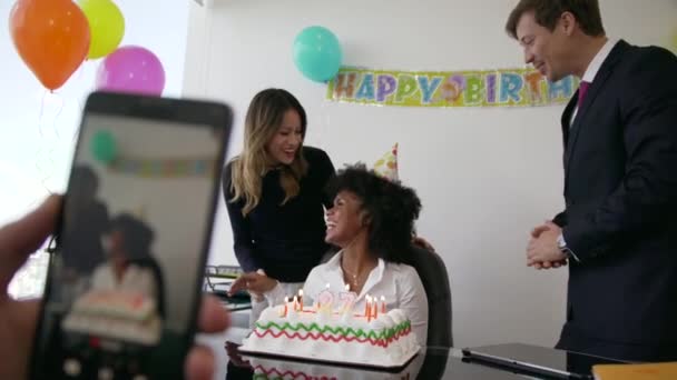 4 gens d'affaires qui célèbrent la fête d'anniversaire de leurs collègues au bureau — Video