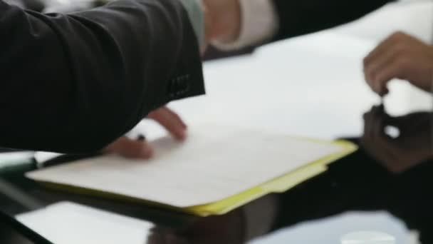 14 사업 회의 사람들이 계약을 서명 하 고 악수 — 비디오