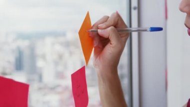 5 İş Kişi büyük pencere üzerinde Yapışkan Notlar ekleme