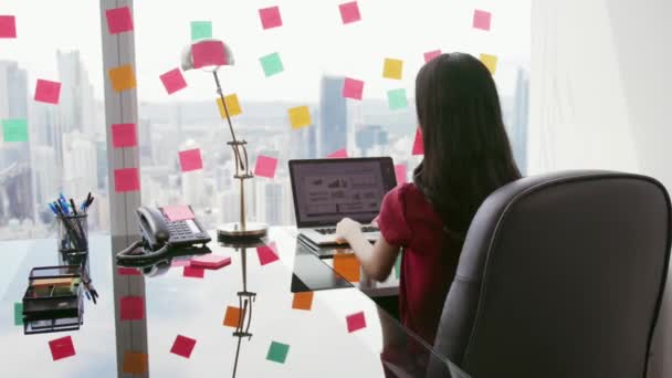 6 zakelijke persoon die Sticky Notes op groot venster bijvoegen — Stockvideo