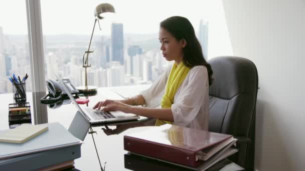 7 Mujer de negocios secretaria escribiendo rápido en el ordenador portátil en la oficina — Vídeo de stock