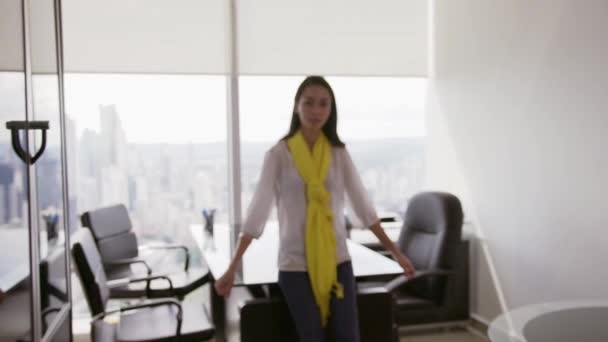 10 porträtt av affärskvinna med vapen korsade i Executive Office — Stockvideo