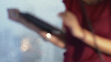 11 Sekreter Çalışma Tablet Pc kullanarak Telefon Görüşmesi Yanıtlama