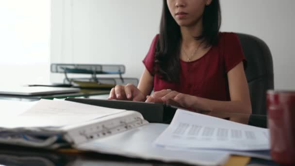 3 secrétaire dactylographiant le document sur le PC de tablette dans le bureau — Video