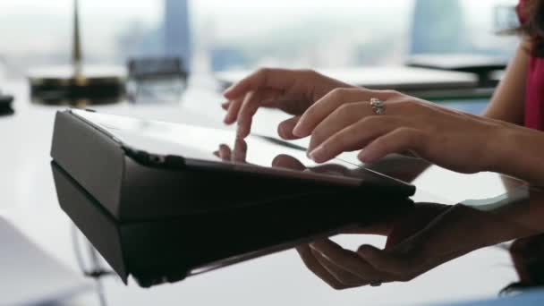 4 Secretario escribiendo correo electrónico en la tableta PC en la oficina — Vídeos de Stock