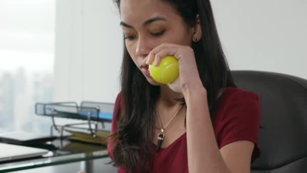 6 Sekretärin tippt auf Tablet-PC und spielt Anti-Stress-Ball — Stockvideo