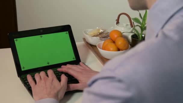 Technika PC počítač zelená obrazovka monitor podnikatel psát na klávesnici