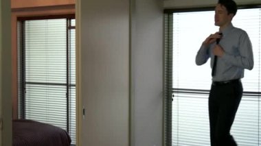 Evli Çift Asyalı Karısı Tie İş Elbise ile Koca Yardım