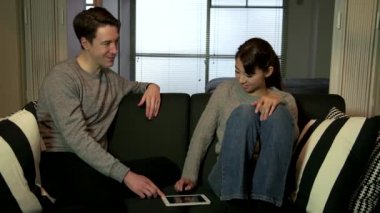 İnsanlar Man Woman Gülümseyen İnternet için Ipad Dijital Tablet Zevk