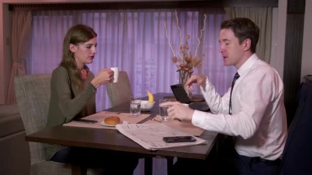 Stile di vita mattutino con felice uomo d'affari e donna che fa colazione parlando — Video Stock