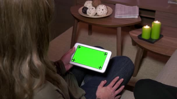 Ipad groen scherm van de Tablet PC voor Internet vrouw thuis — Stockvideo