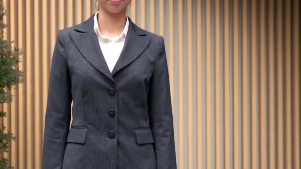 Успех в карьере Счастливый азиатский японский менеджер Бизнесмен улыбается перед камерой — стоковое видео